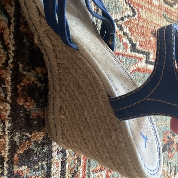 Free in Bundle- AE Wedge Sandals - Picture 7 of 9